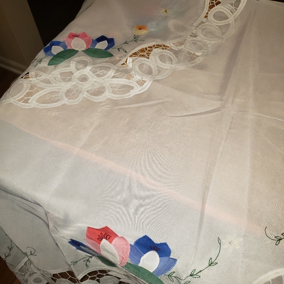 Beautiful 72 inch round table cover with 9 placemats no rips or stains - Picture 2 of 7